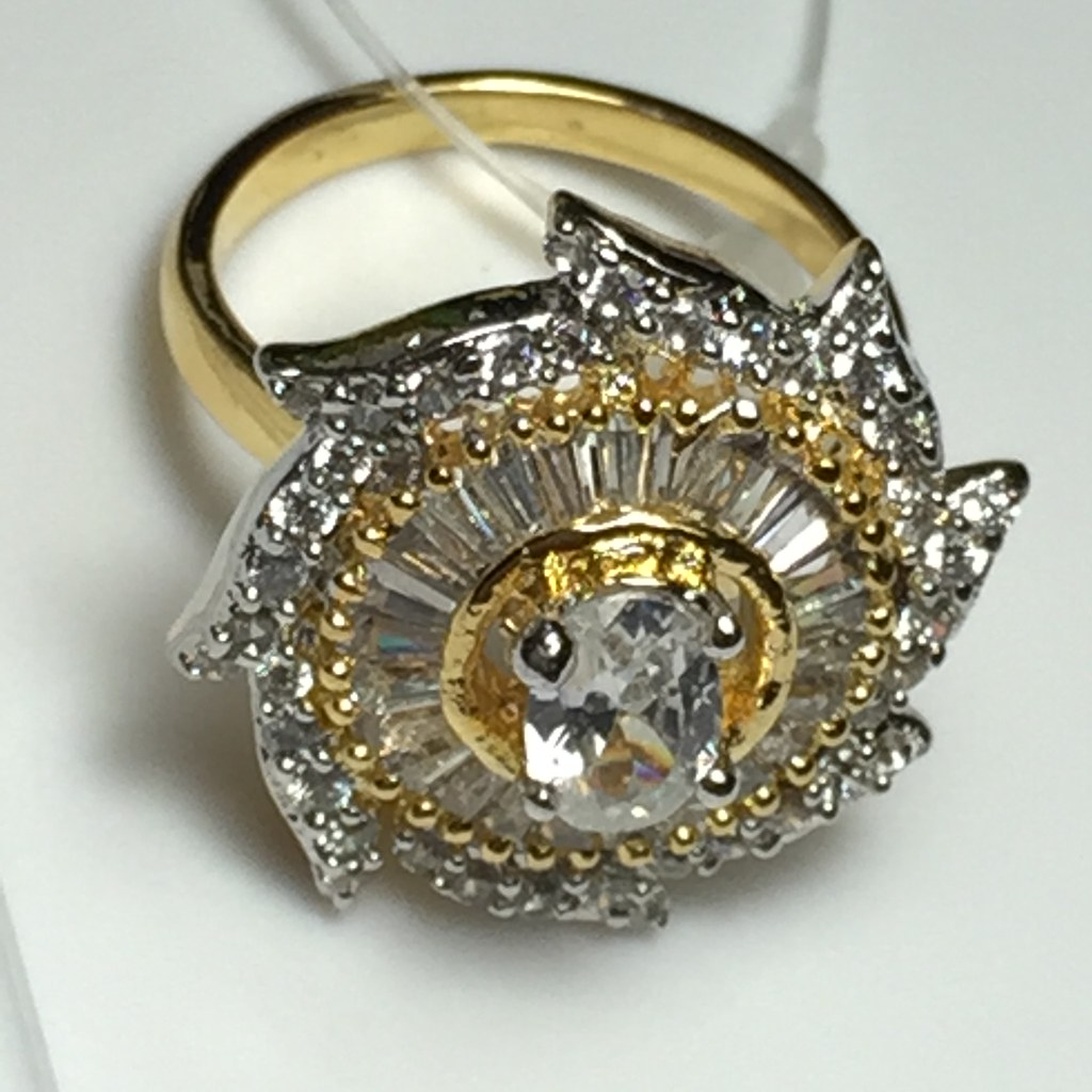 En detaljbild av en vacker guldring med diamanter, en typ av smycke som kan ha betydande värde.