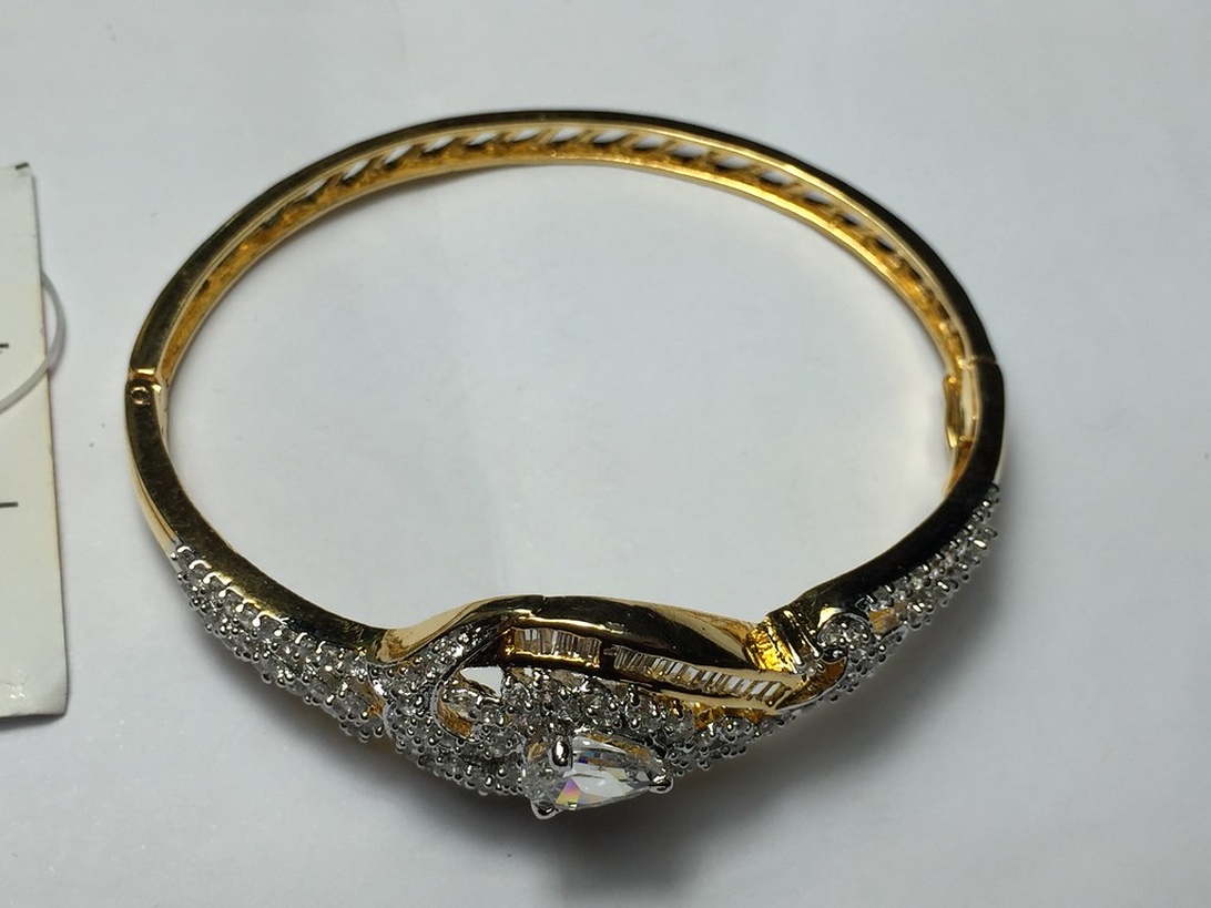 Ett elegant guldarmband med diamanter, exempel på ett smycke som kan omarbetas eller säljas.